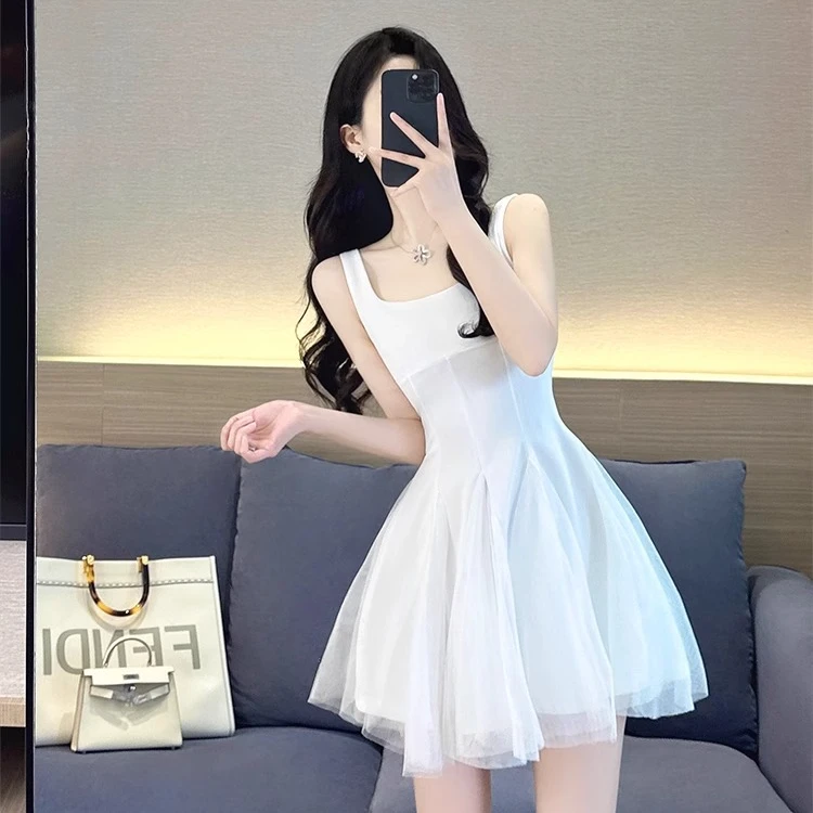 白色连衣裙夏季2025新款甜美法式方领无袖吊带背心仙女生日礼服