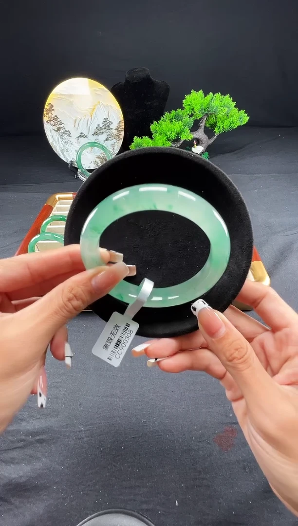 未镶嵌手镯石英质玉（非洲翠）手镯