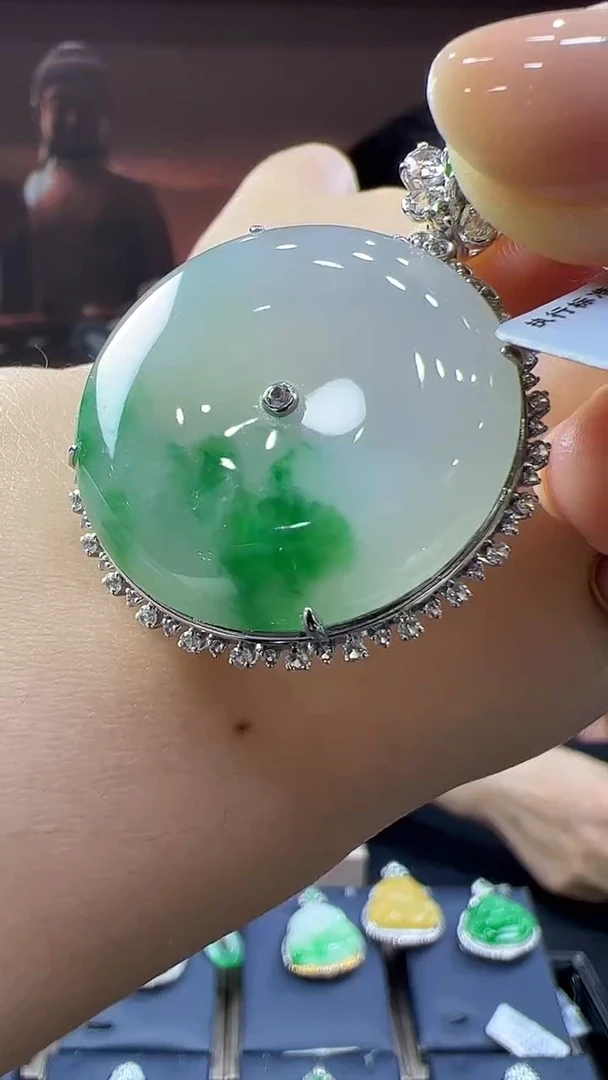 18K金镶嵌挂件翡翠平安扣