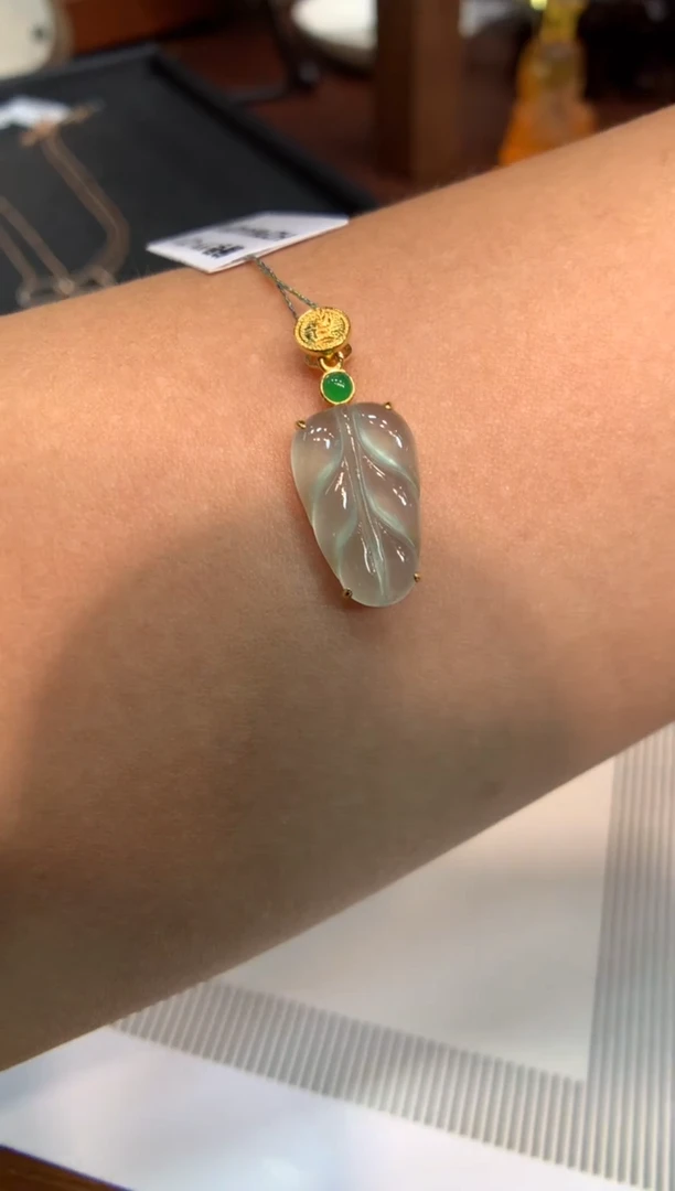 翡翠18K金镶嵌颈饰叶子