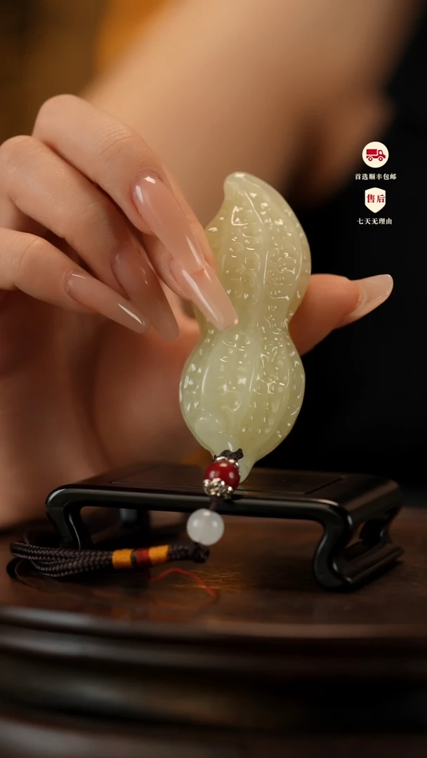 云南石竹叶青雕刻：握福花生手把件