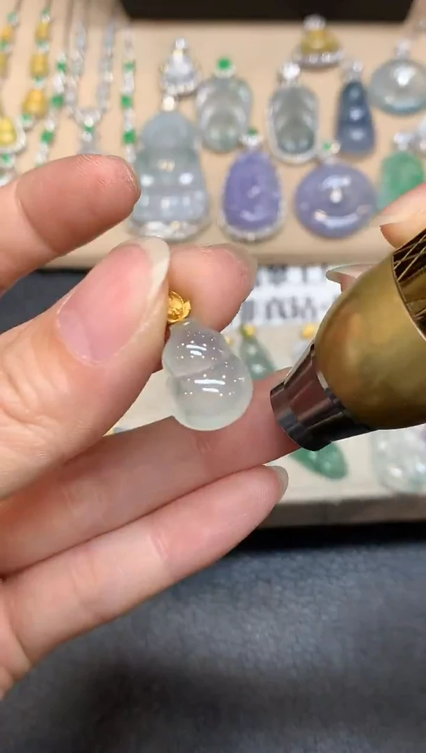 颈饰18K金镶嵌翡翠葫芦【无服务费