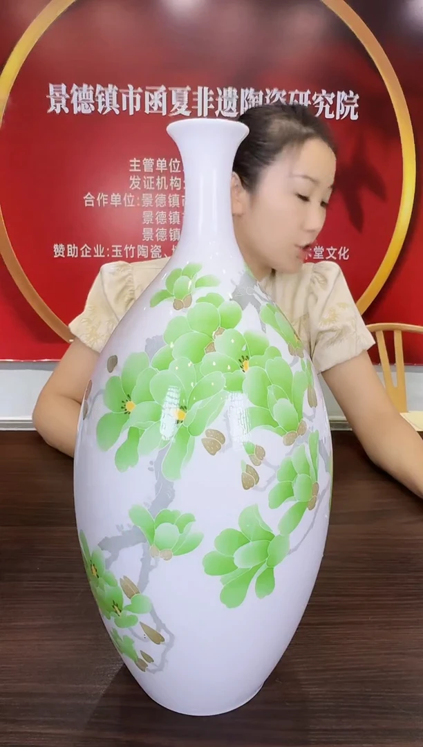 016函夏非遗釉下五彩绿玉兰花大赏瓶