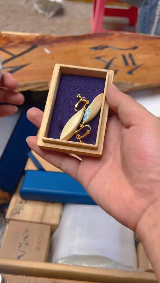 碗红色大大漂亮的碗红色大大漂亮的