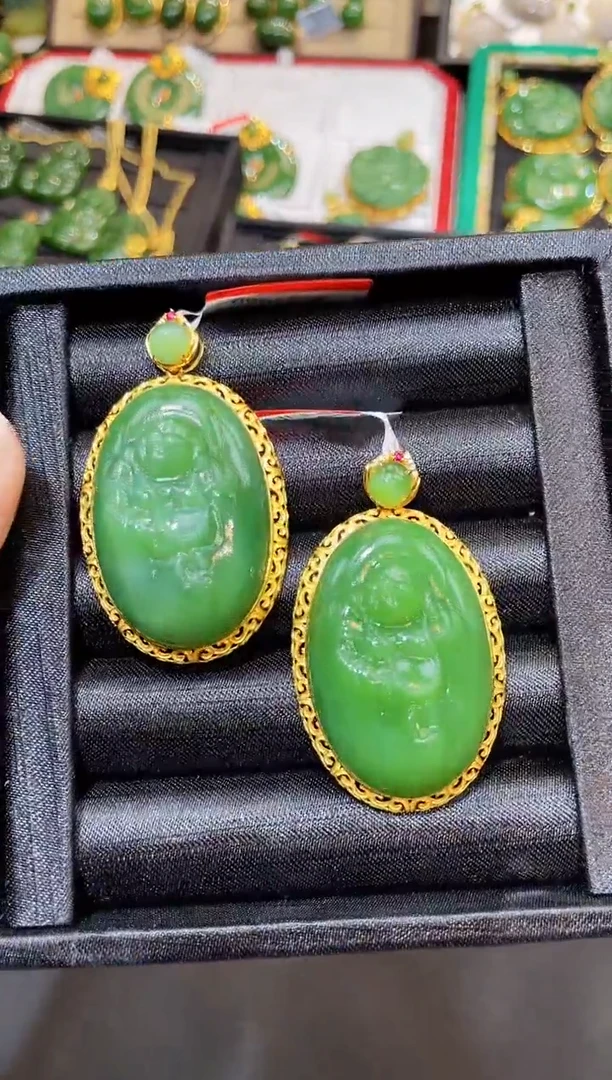 吊坠(赠链)18K金镶嵌和田玉40MM 多样性发一