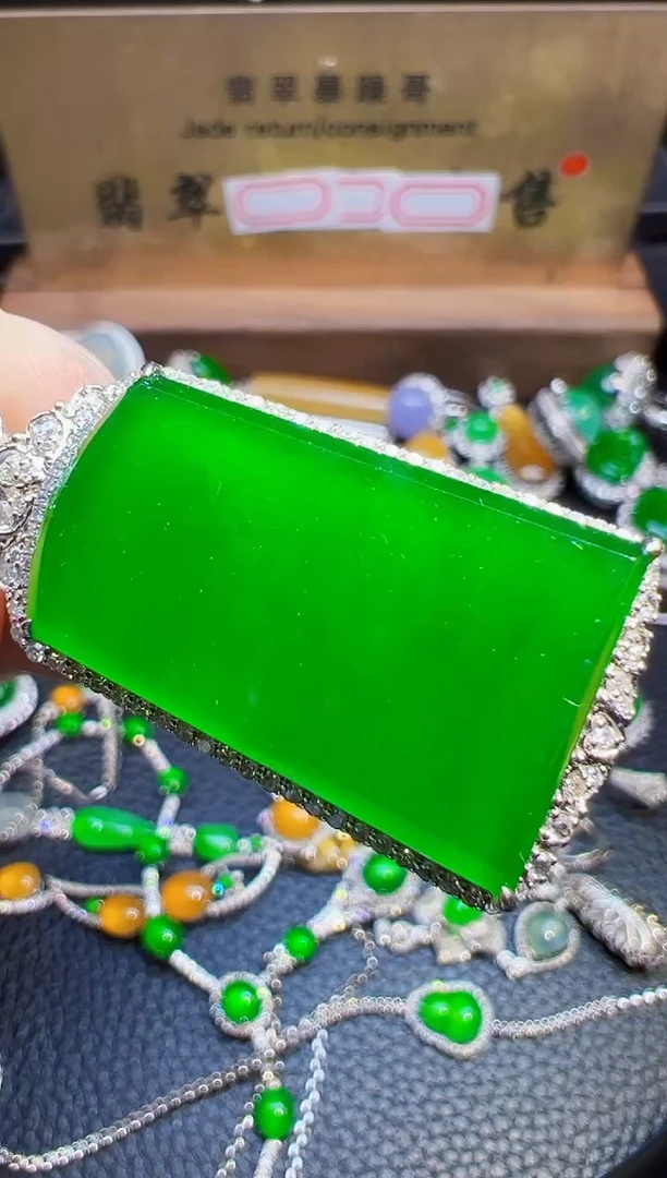 翡翠18K金镶嵌颈饰老*～翡翠