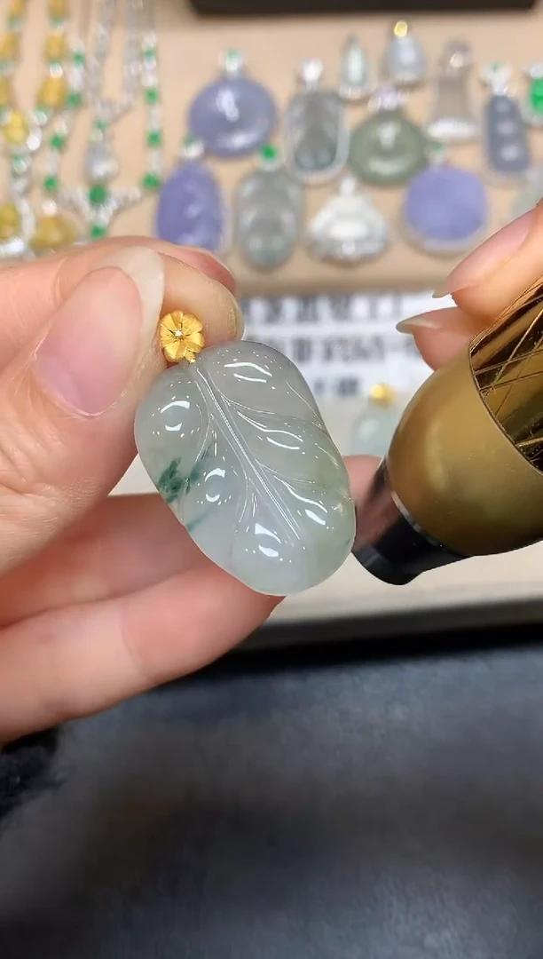颈饰18K金镶嵌翡翠树叶【无服务费