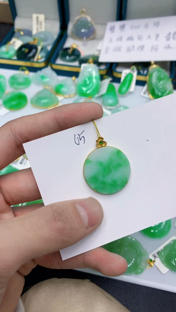 颈饰18K金镶嵌翡翠琴**欢翡翠