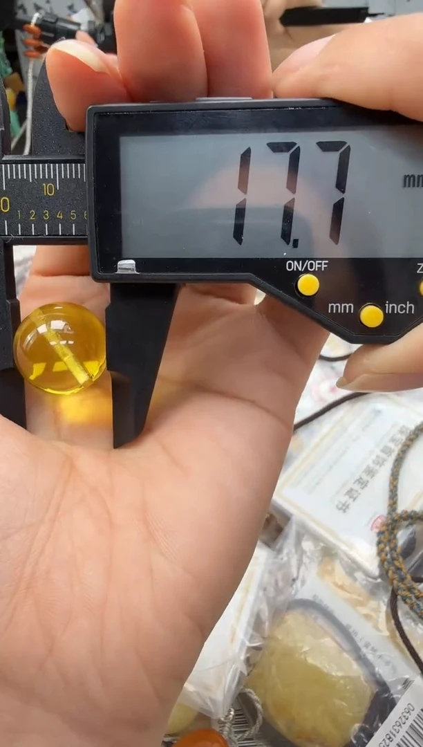 未镶嵌琥珀裸石如图