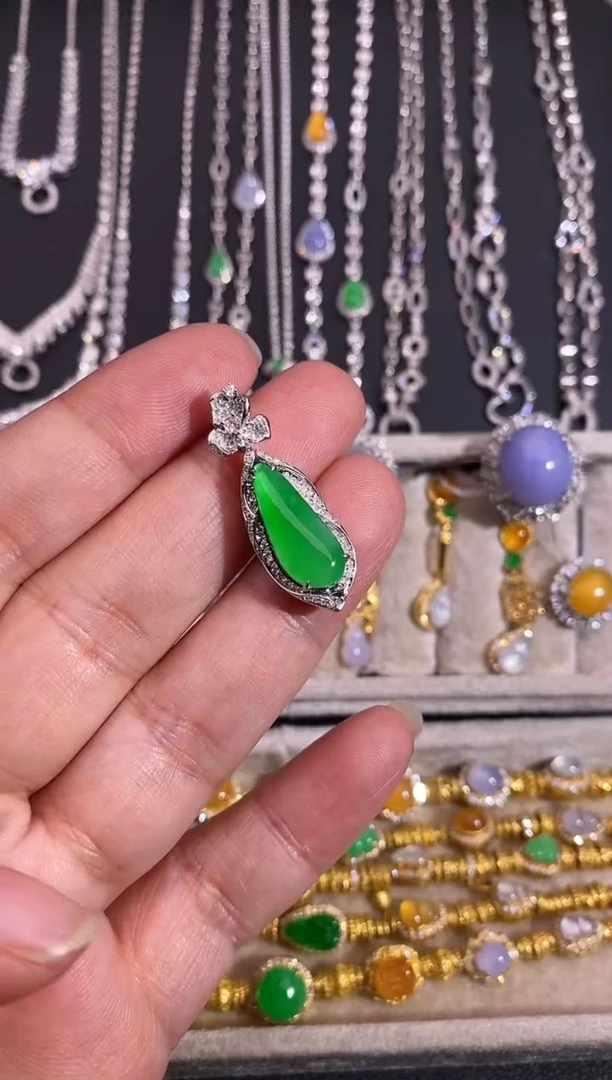 颈饰18K金镶嵌翡翠吊坠