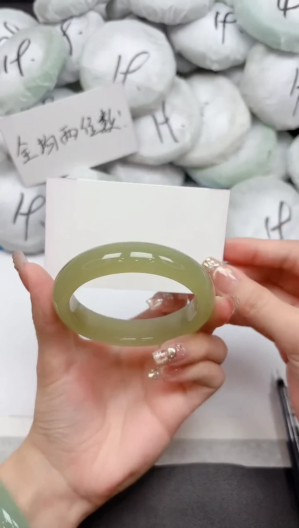 未镶嵌手镯石英质玉47-56.4