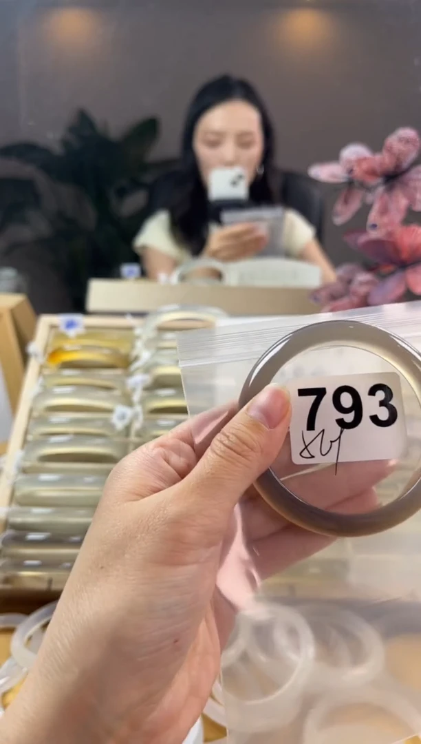 玛瑙/玉髓手镯未镶嵌793微瑕