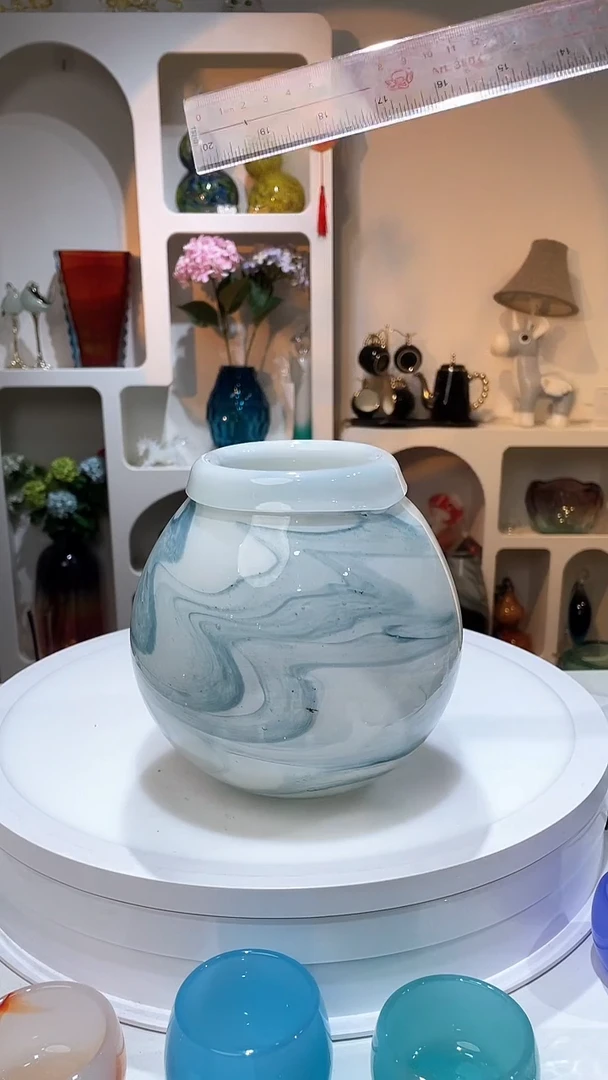 【闪购商品】琉璃高19口径7卷边白蓝花瓶