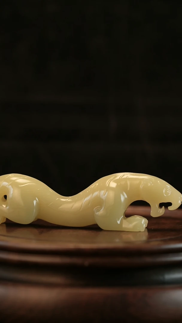 云南石竹叶青雕刻：伏虎