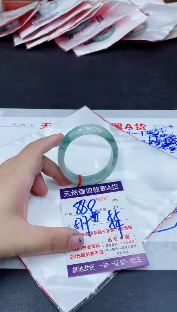 翡翠手镯未镶嵌880.000