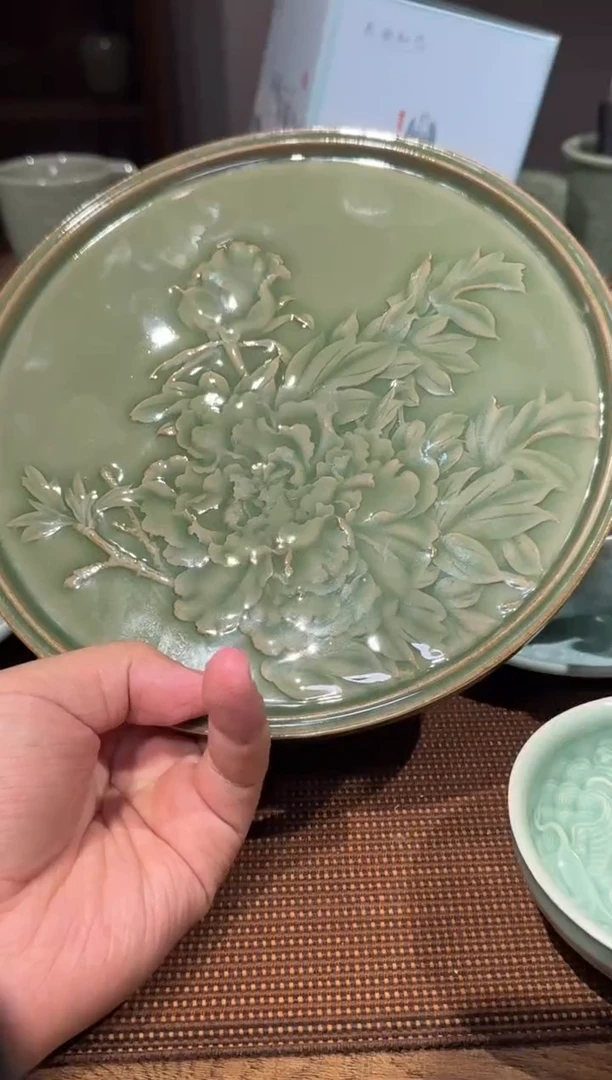 微瑕浮雕牡丹盘1只