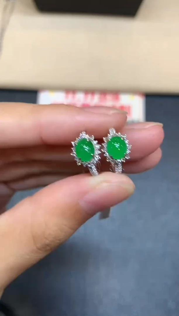 18K金镶嵌翡翠耳饰蛋面【无服务费