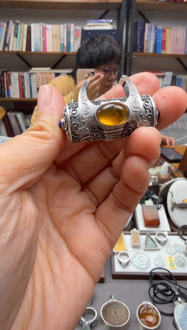 琥珀颈饰未镶嵌虫珀吊坠