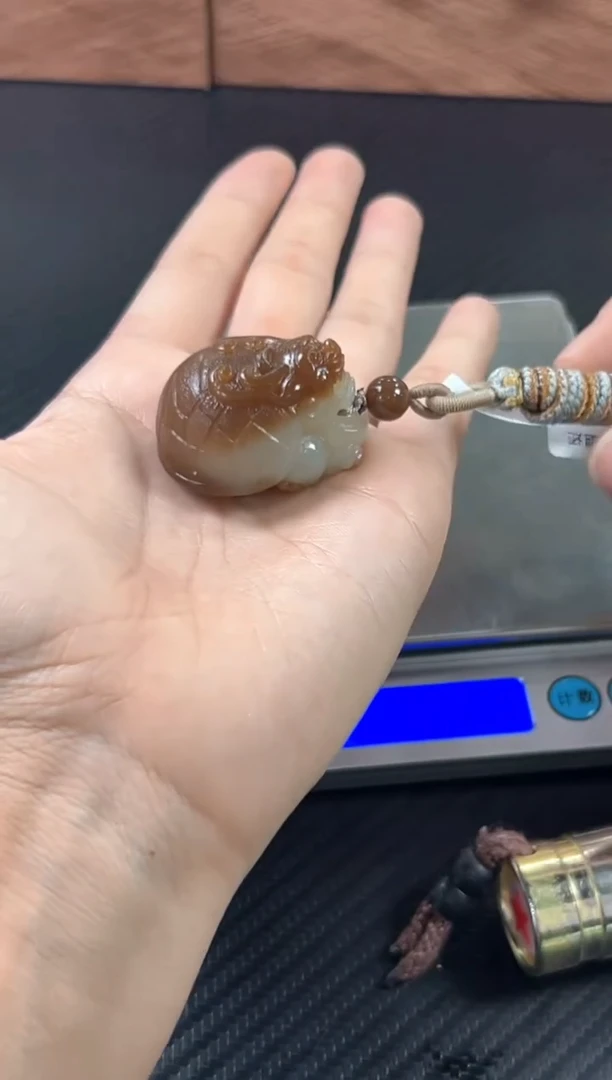 吊坠(赠链)未镶嵌和田玉若羌微色差