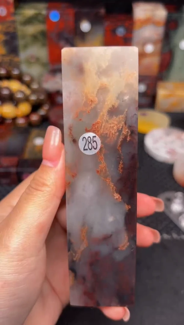 玉桂林鸡血玉摆件 编号：285