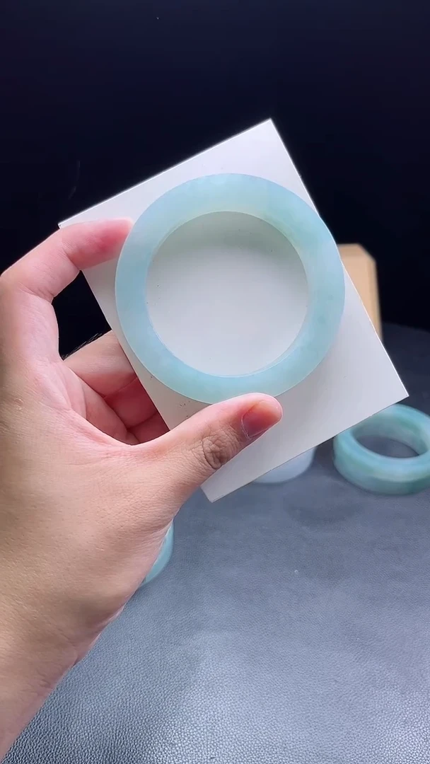 未镶嵌手镯定制翡翠湖**色定制