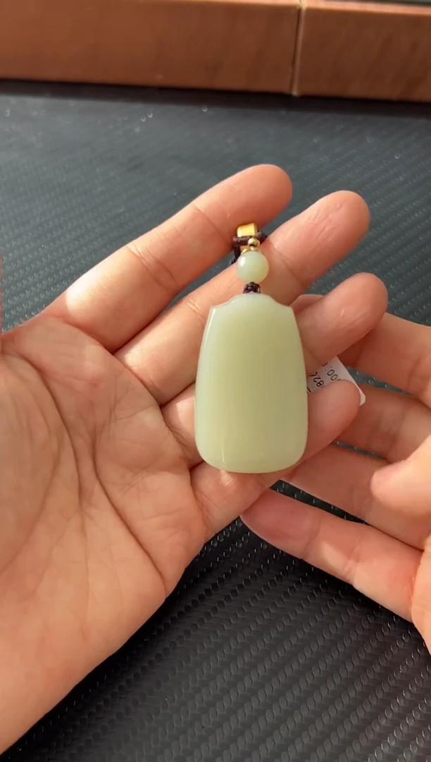 吊坠(赠链)未镶嵌和田玉且末微色差迪克兰一细吊坠