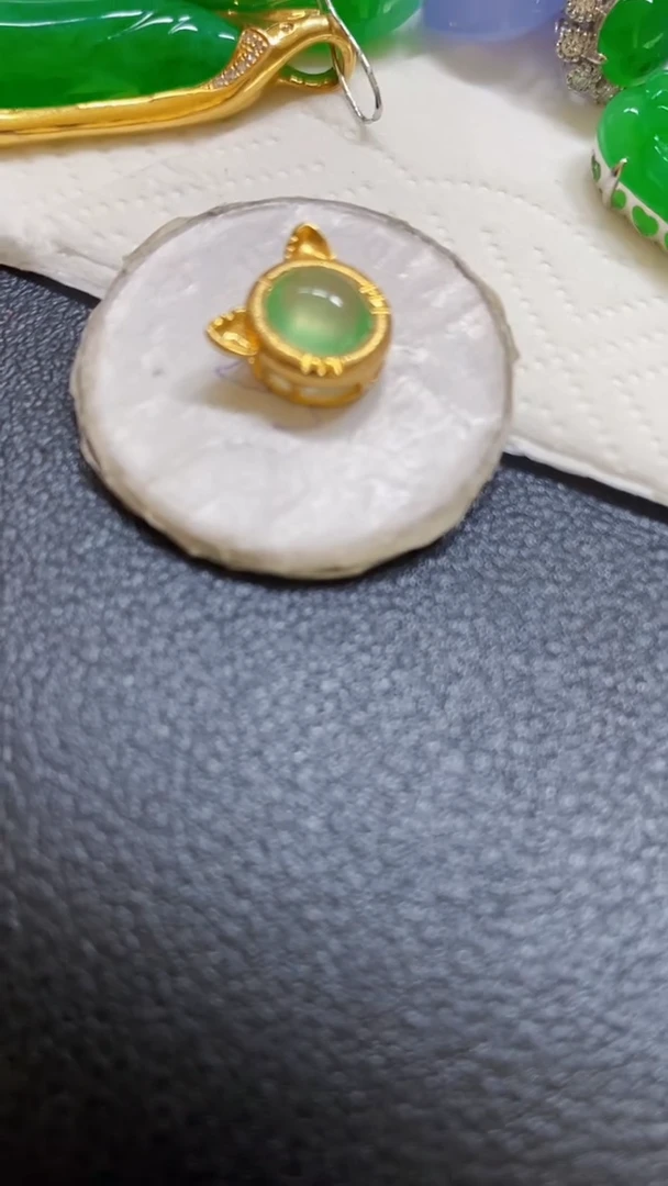 颈饰未镶嵌翡翠吊坠