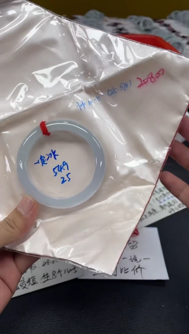 翡翠手镯未镶嵌翡翠手镯