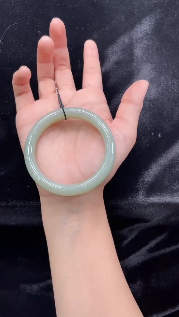 和田玉手镯未镶嵌新疆且末料青白玉56圈口上等和田玉手镯女