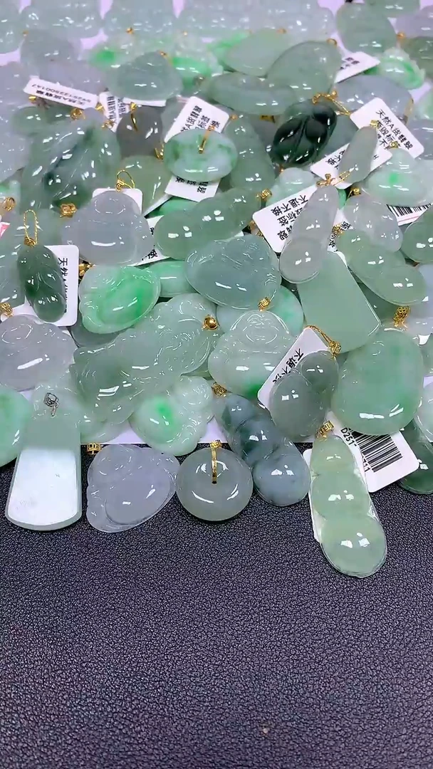 颈饰18K金镶嵌翡翠A货