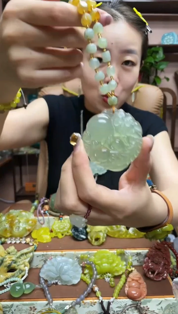 未镶嵌蛇纹石玉颈饰·