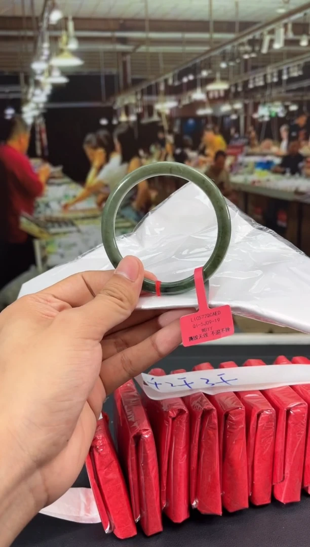 未镶嵌手镯翡翠1