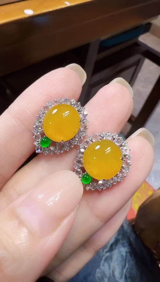 18K金镶嵌翡翠耳饰蛋面