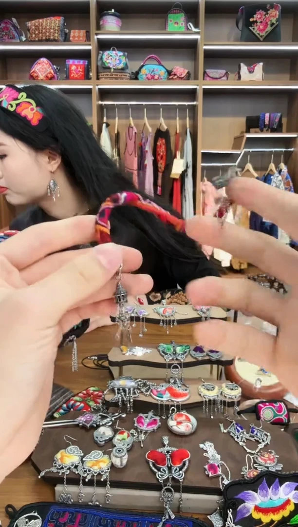 【闪购商品】织绣151蒙阿苏苗绣传承