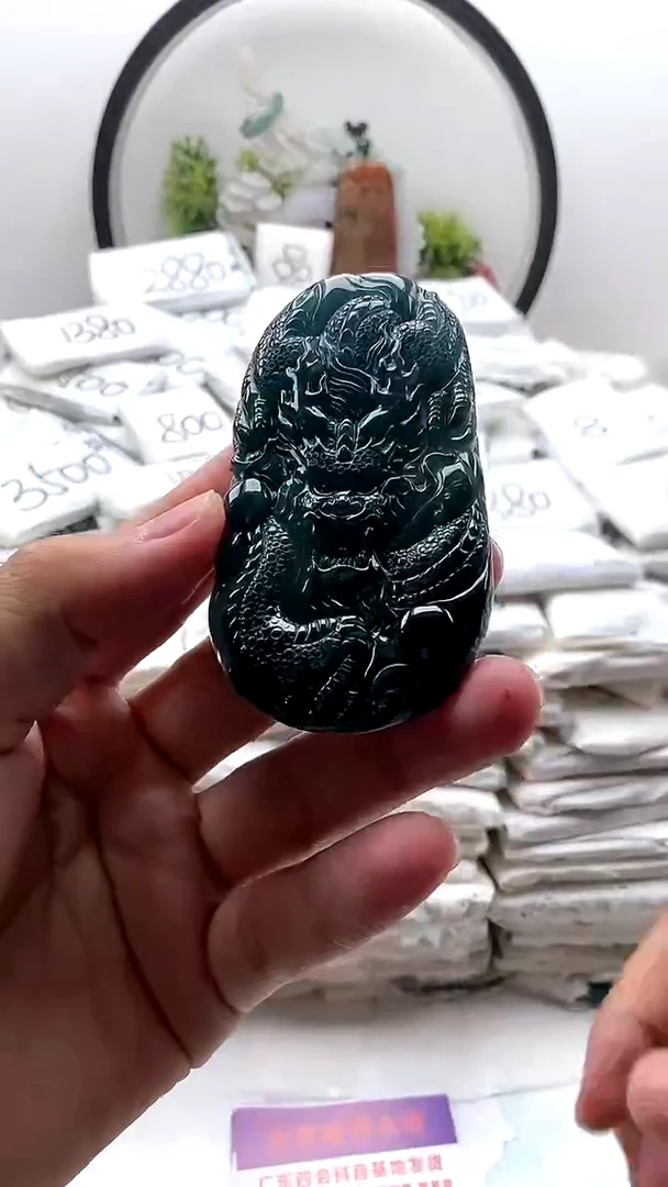 翡翠未镶嵌颈饰龙牌
