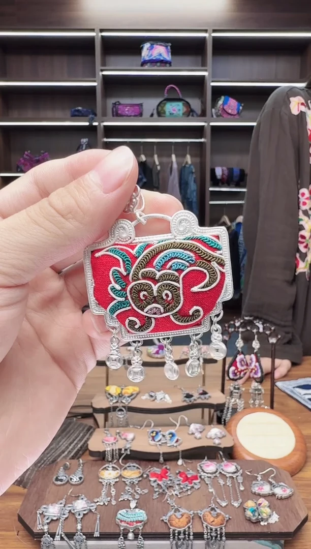 织绣76蒙阿苏苗绣传承店