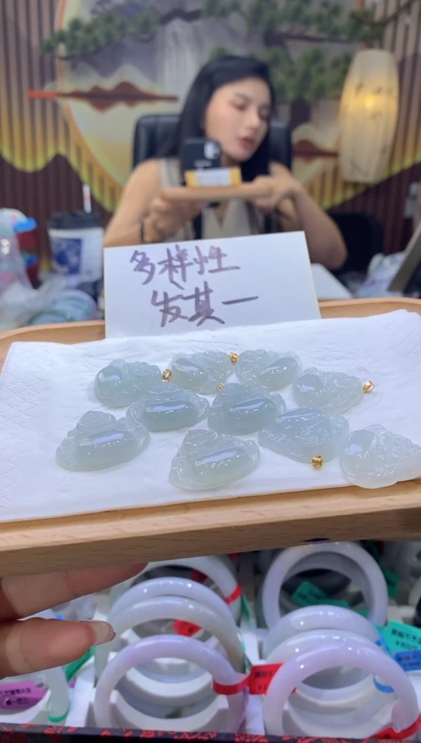 翡翠18K金镶嵌颈饰多样性仅发其一8544