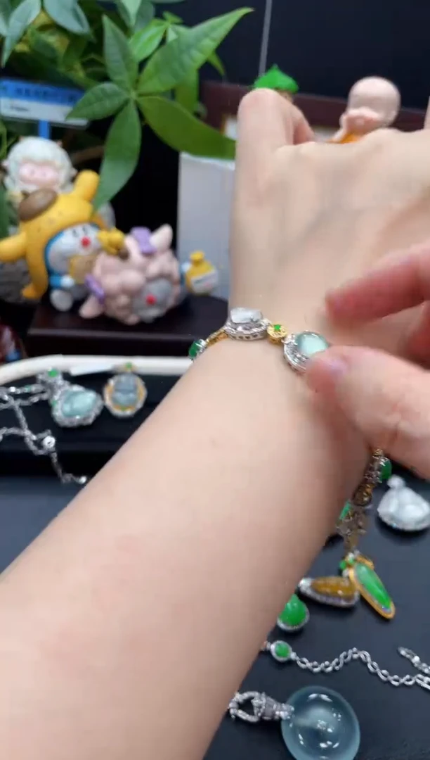 吊坠(不含链)18K金镶嵌翡翠莲**年吊坠