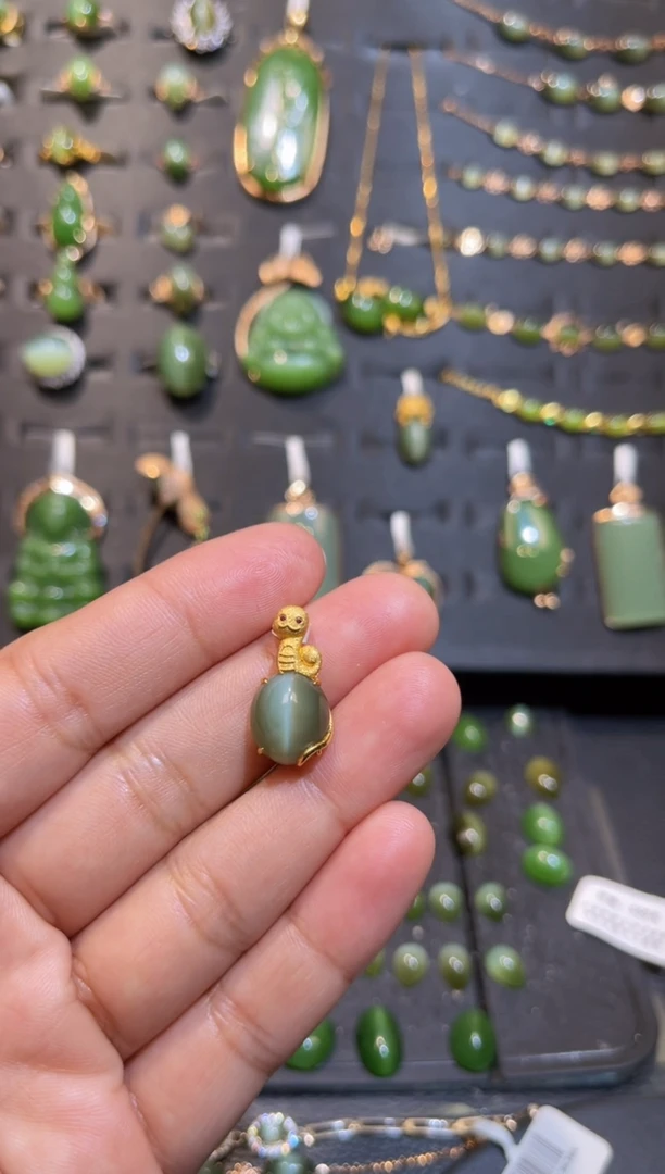 【闪购商品】和田玉碧玉猫眼十二生肖吊坠18K金镶嵌多样性发一