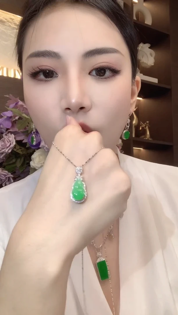 吊坠(不含链)18K金镶嵌翡翠A23