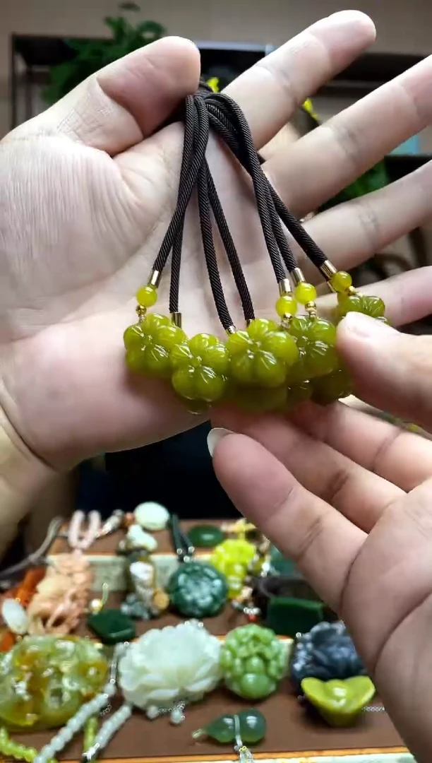 未镶嵌岫玉吊坠多样性发货发其中之一