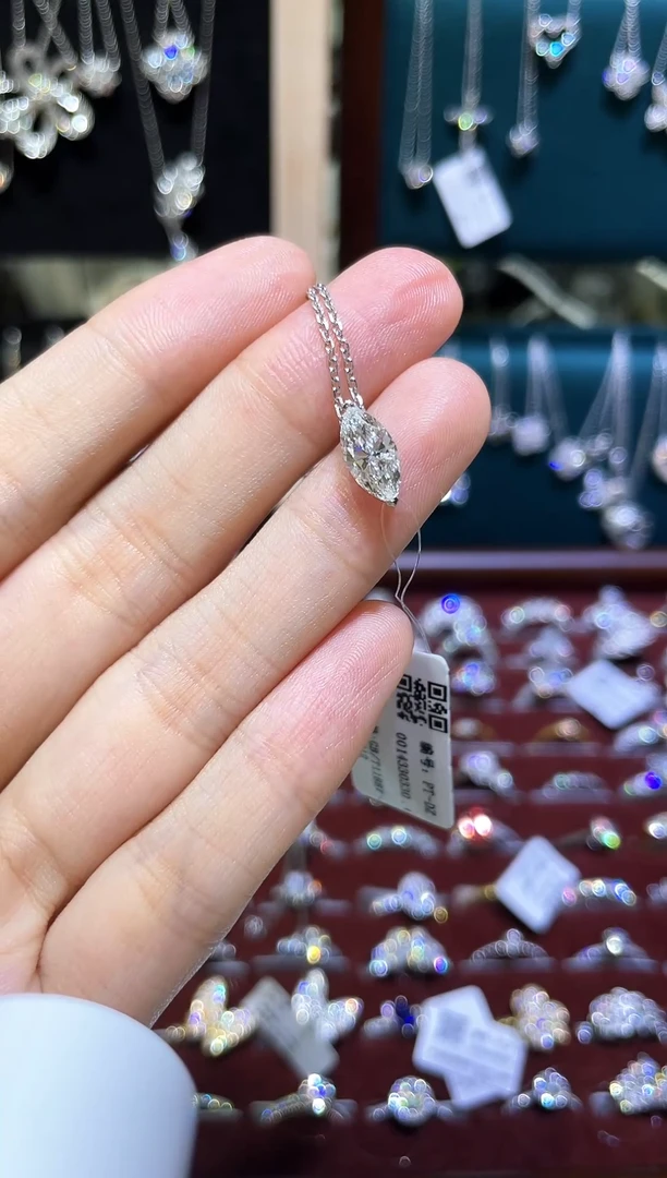 铂Pt950镶嵌吊坠实验室培育钻石马眼吊坠