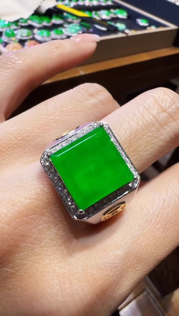 18K金镶嵌戒指翡翠马鞍