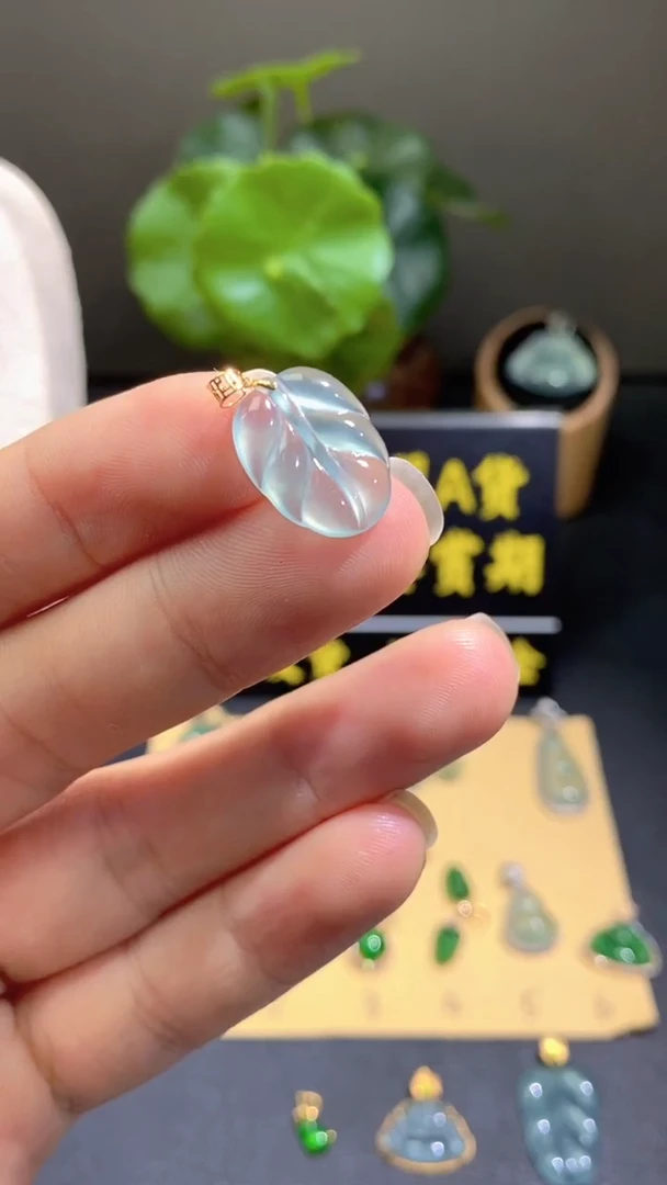 颈饰18K金镶嵌翡翠翡翠A货