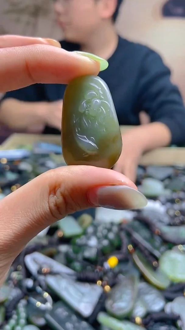 颈饰未镶嵌和田玉1