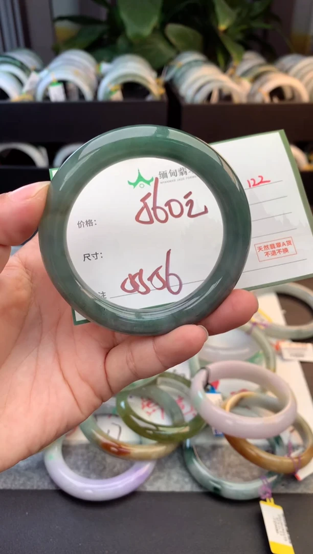 未镶嵌定制翡翠毛货需精细抛光+多人