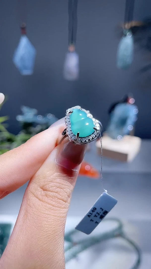 颈饰未镶嵌翡翠戒指