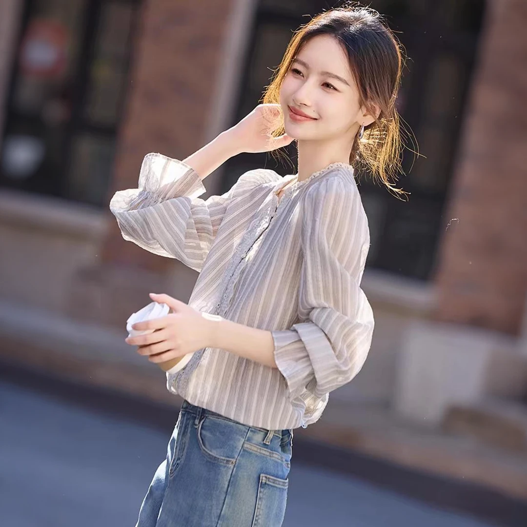 时尚条纹雪纺圆领长袖衬衫女春季2025年新款蕾丝拼接薄款小衫上衣