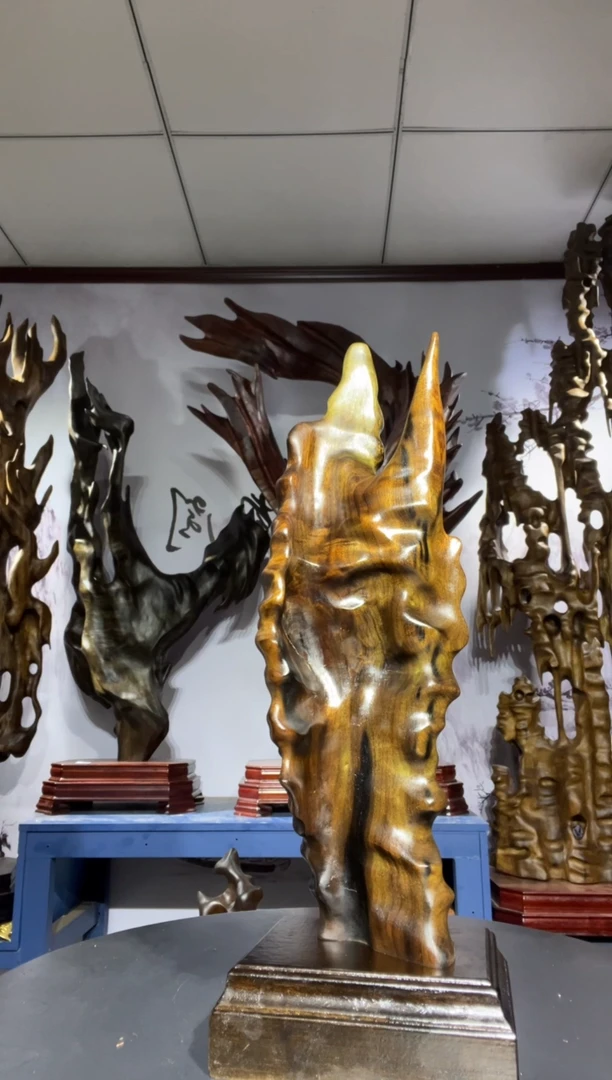 金丝楠木雕款乡****。金丝楠木工艺品摆件