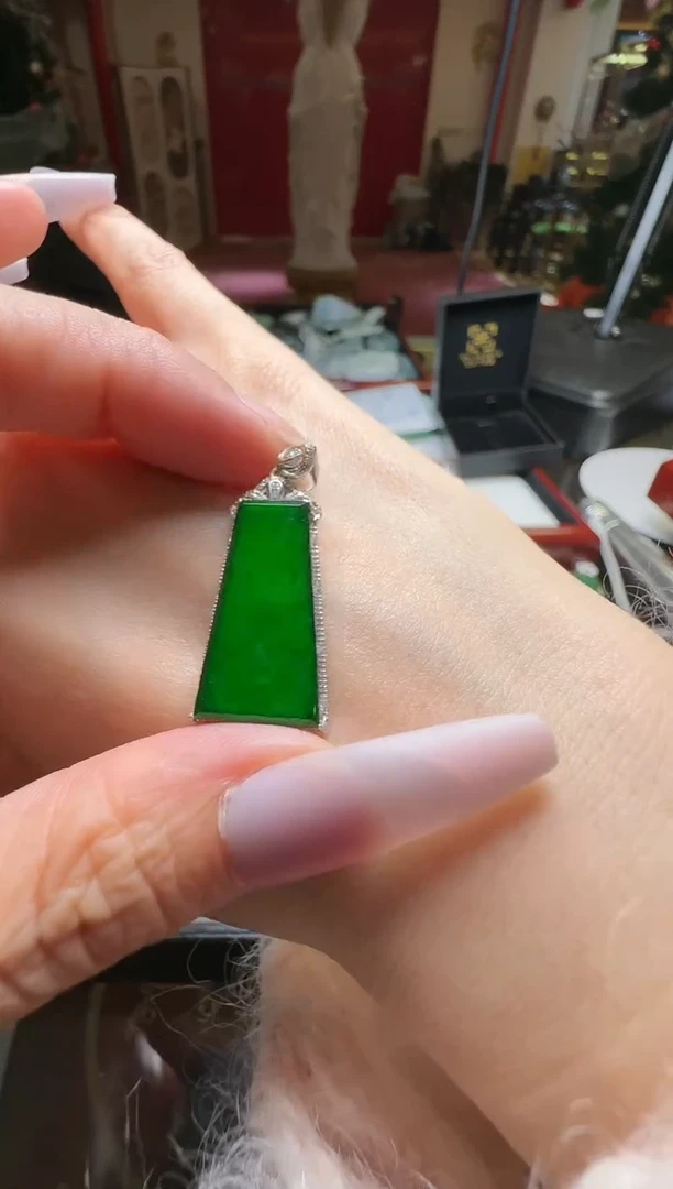 【闪购商品】翡翠吊坠(不含链)未镶嵌翡翠
